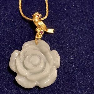 NWT  SJ Pearl flower jade pendant & gold tone bird w/ruby crystal bale necklace